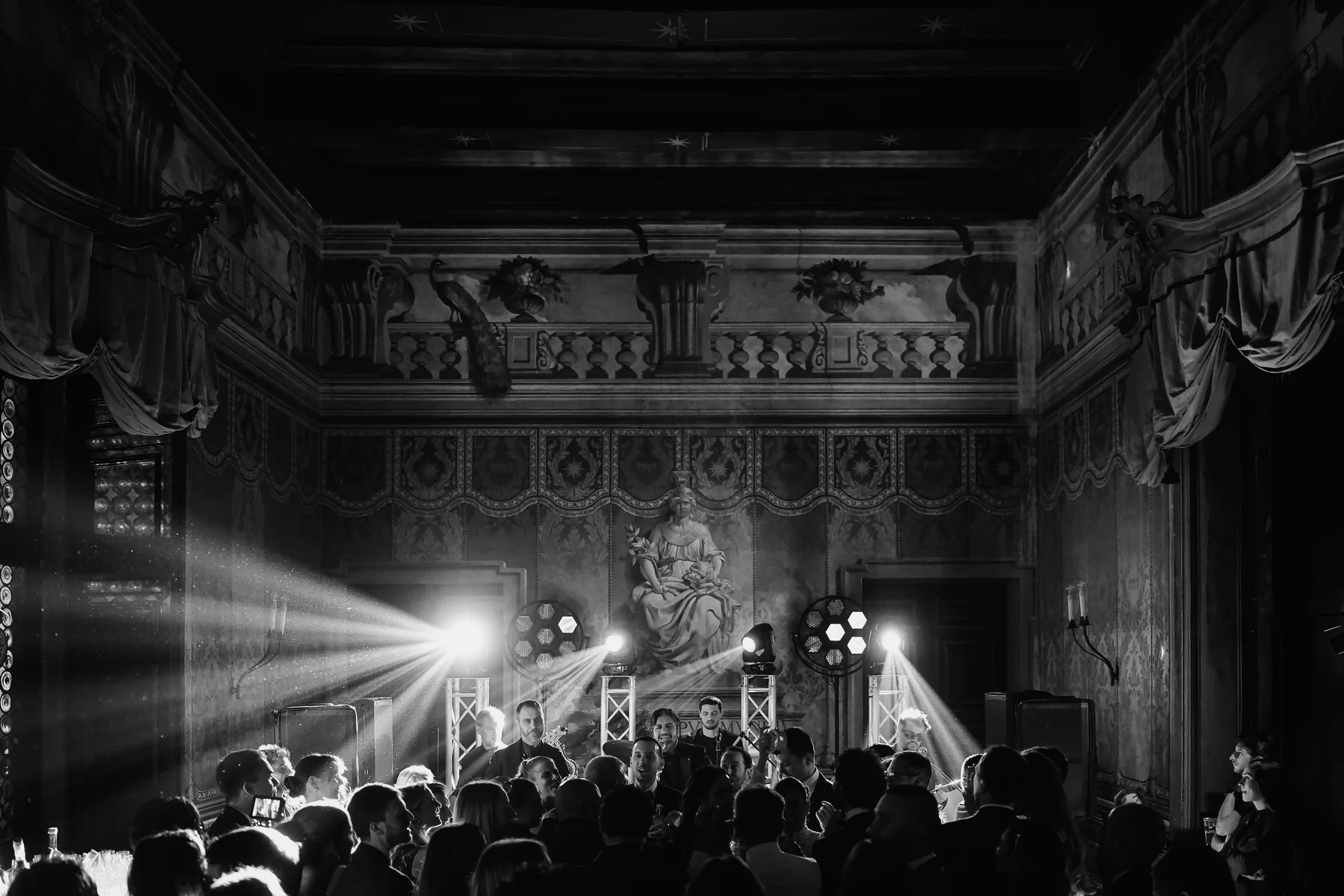 Black and white wedding celebration at night, photography by Mauro Silvestre