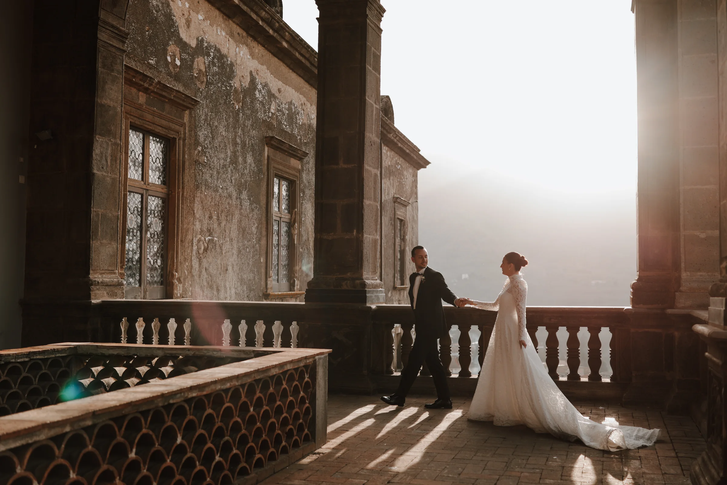 Wedding couple on a grand stone terrace, photography by Mauro Silvestre